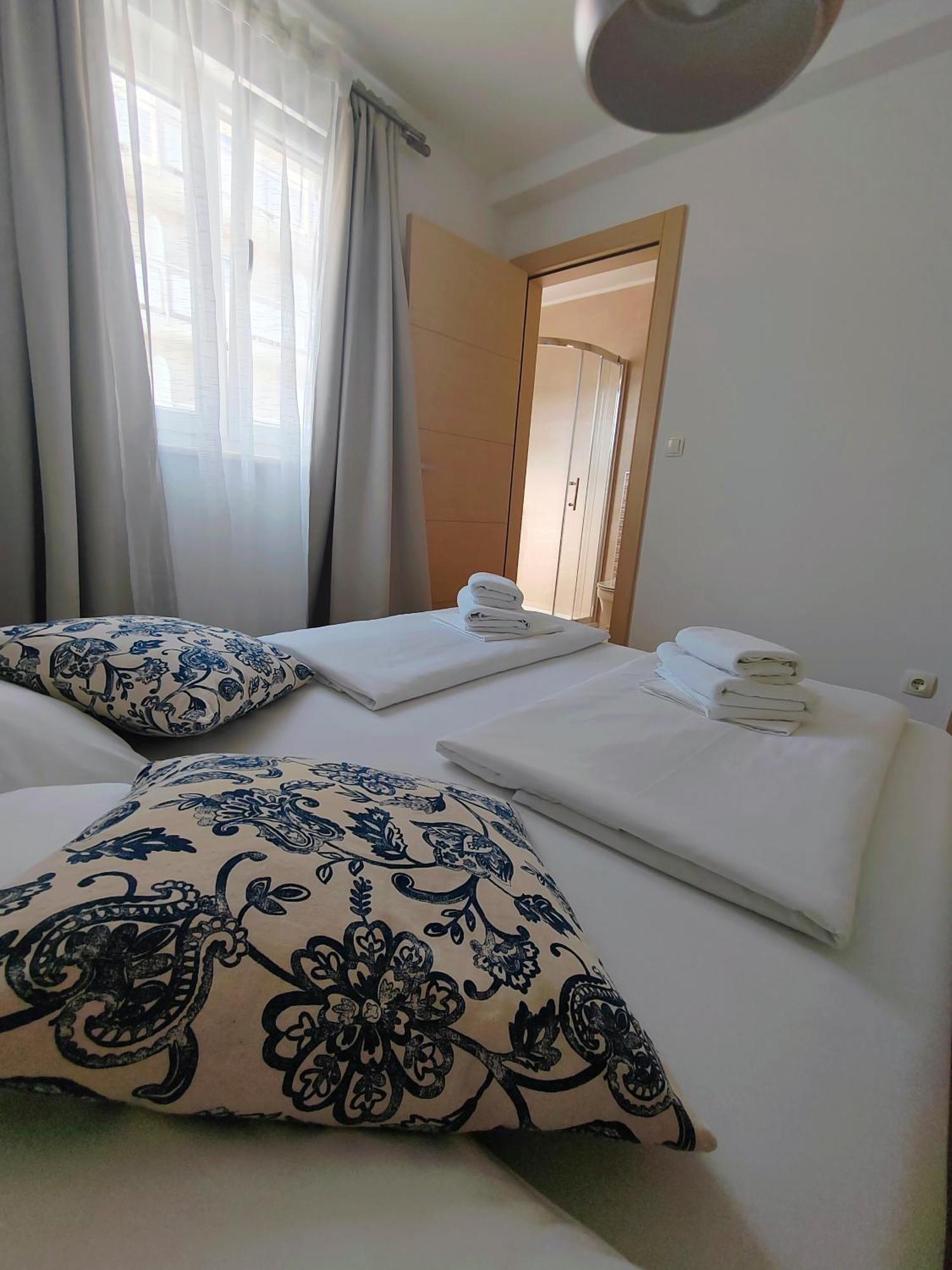 L&L Apartmani 1 Bol Exteriör bild