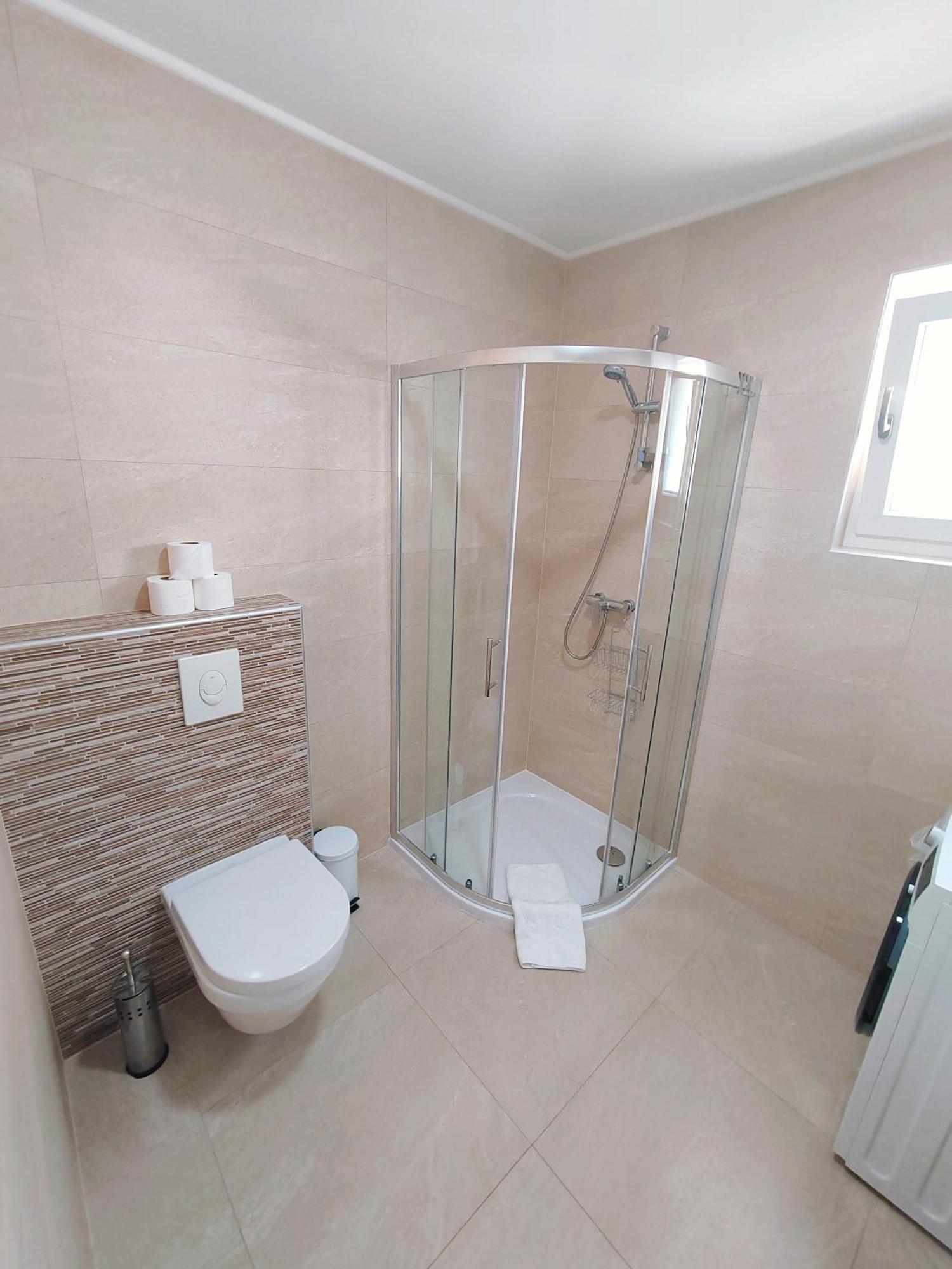 L&L Apartmani 1 Bol Exteriör bild