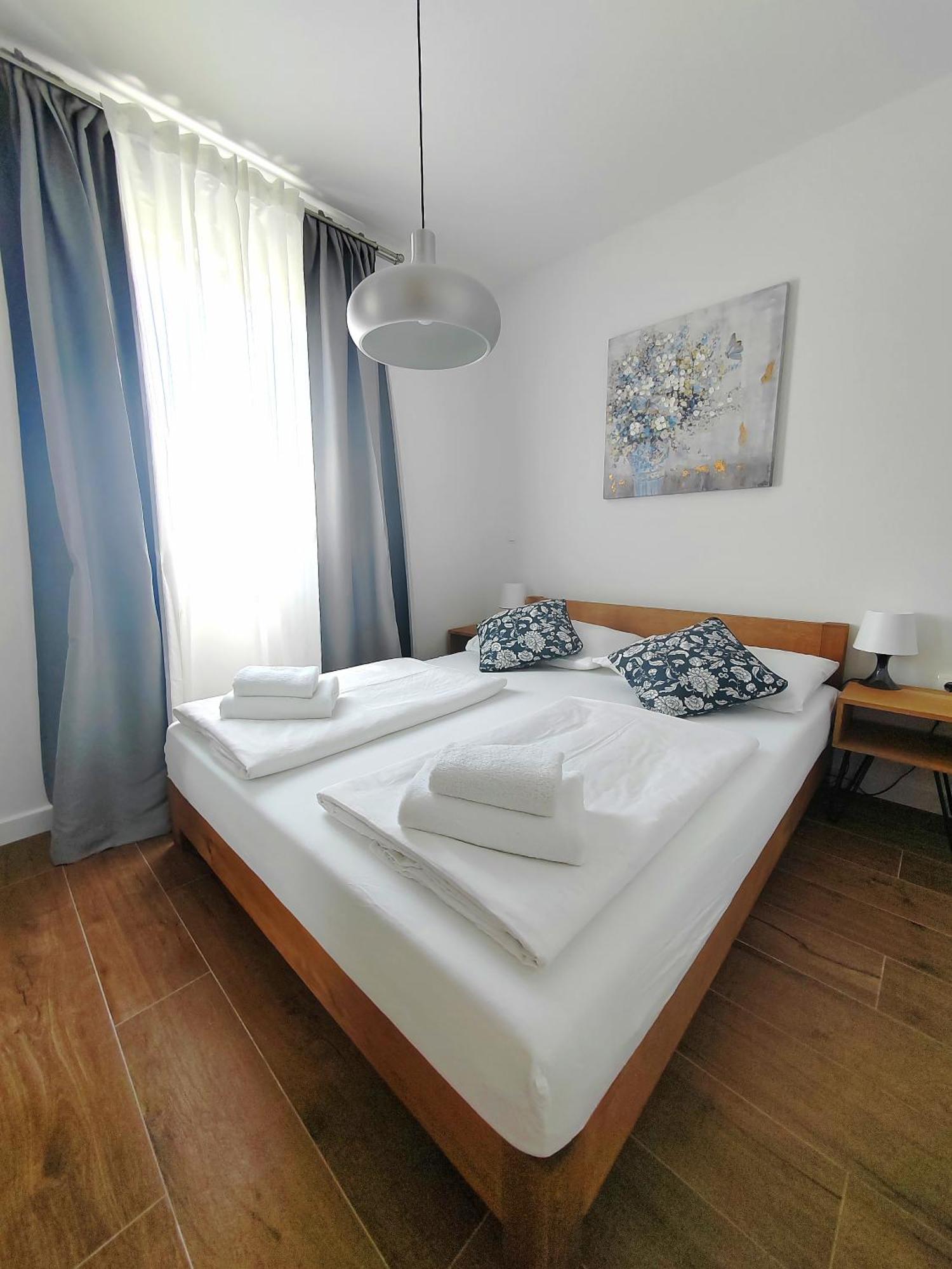 L&L Apartmani 1 Bol Exteriör bild