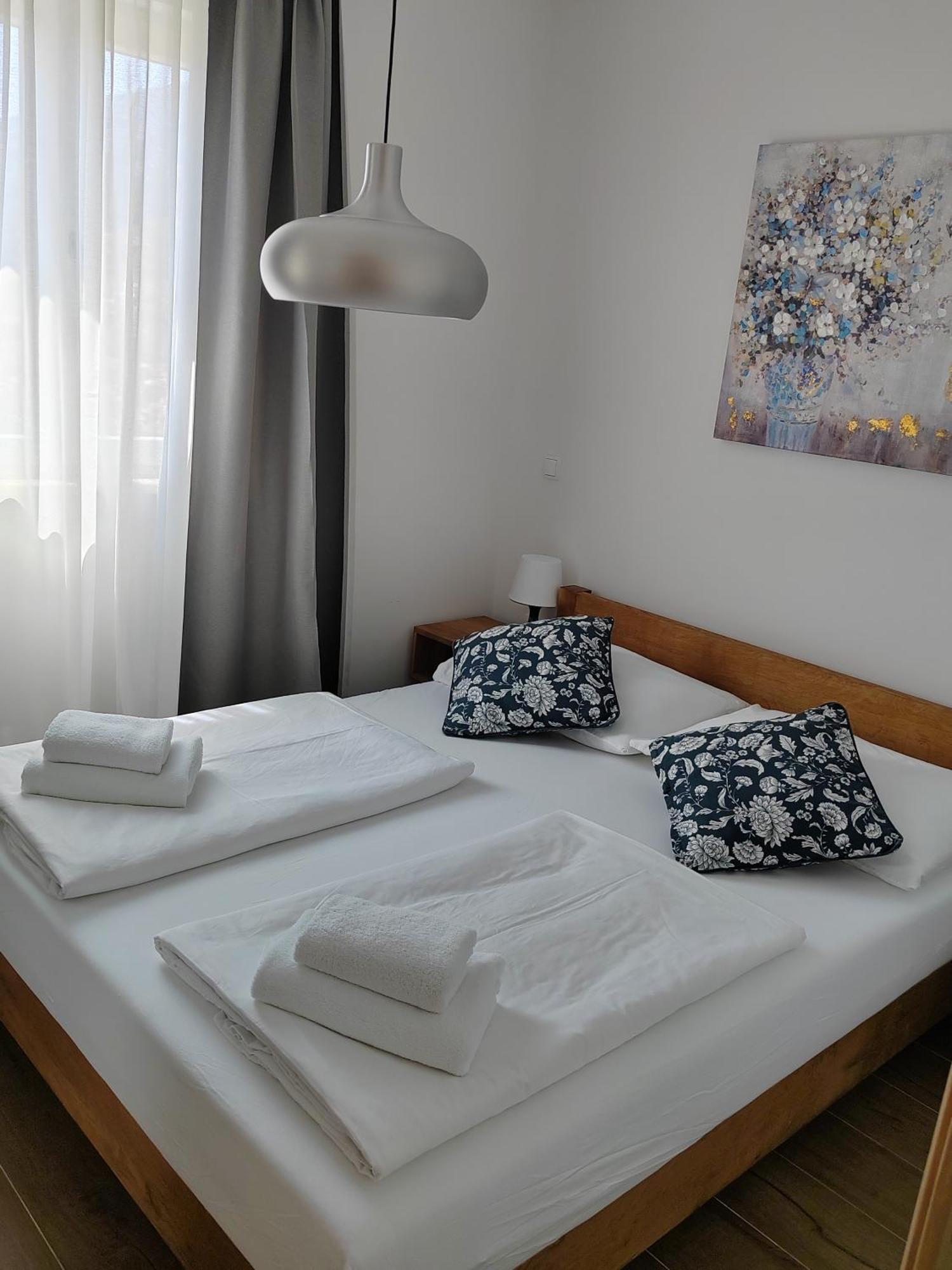 L&L Apartmani 1 Bol Exteriör bild