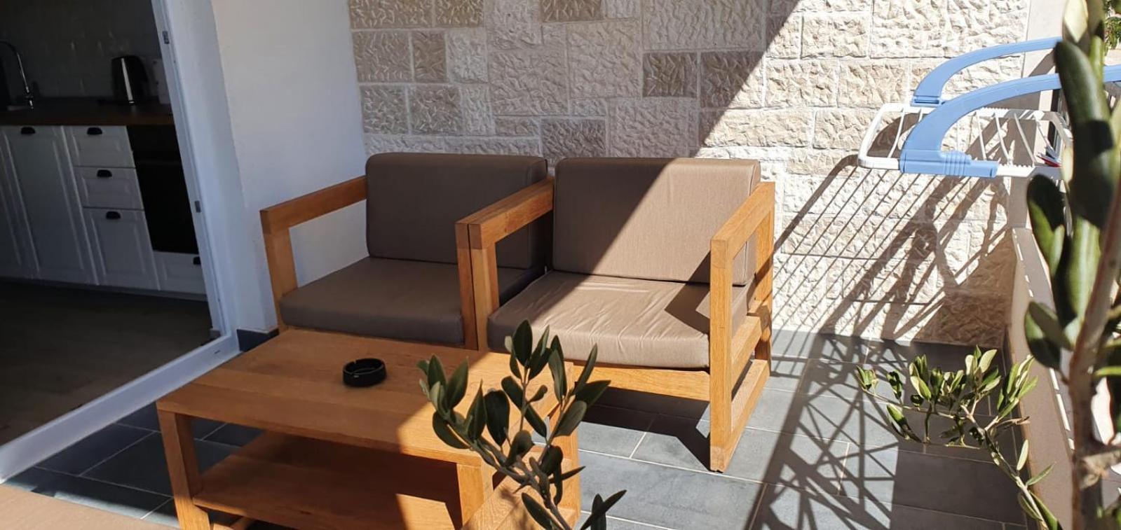 L&L Apartmani 1 Bol Exteriör bild