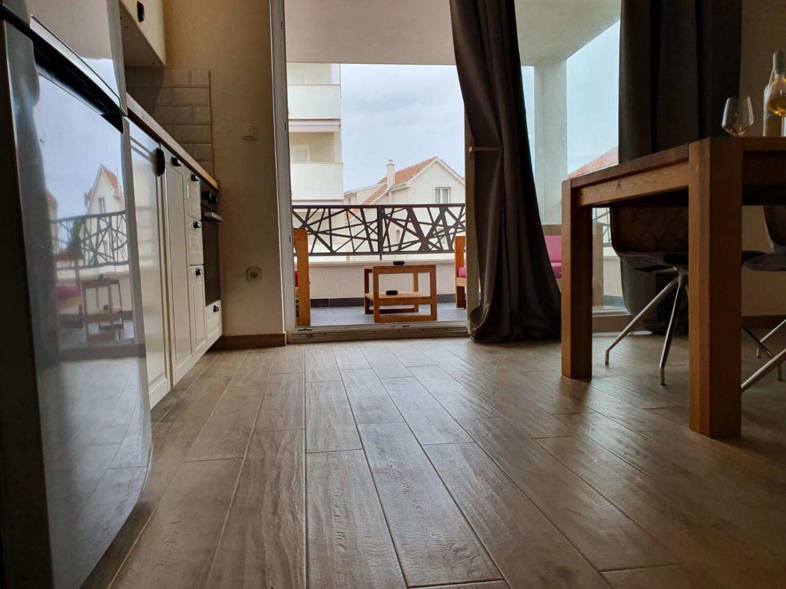 L&L Apartmani 1 Bol Exteriör bild