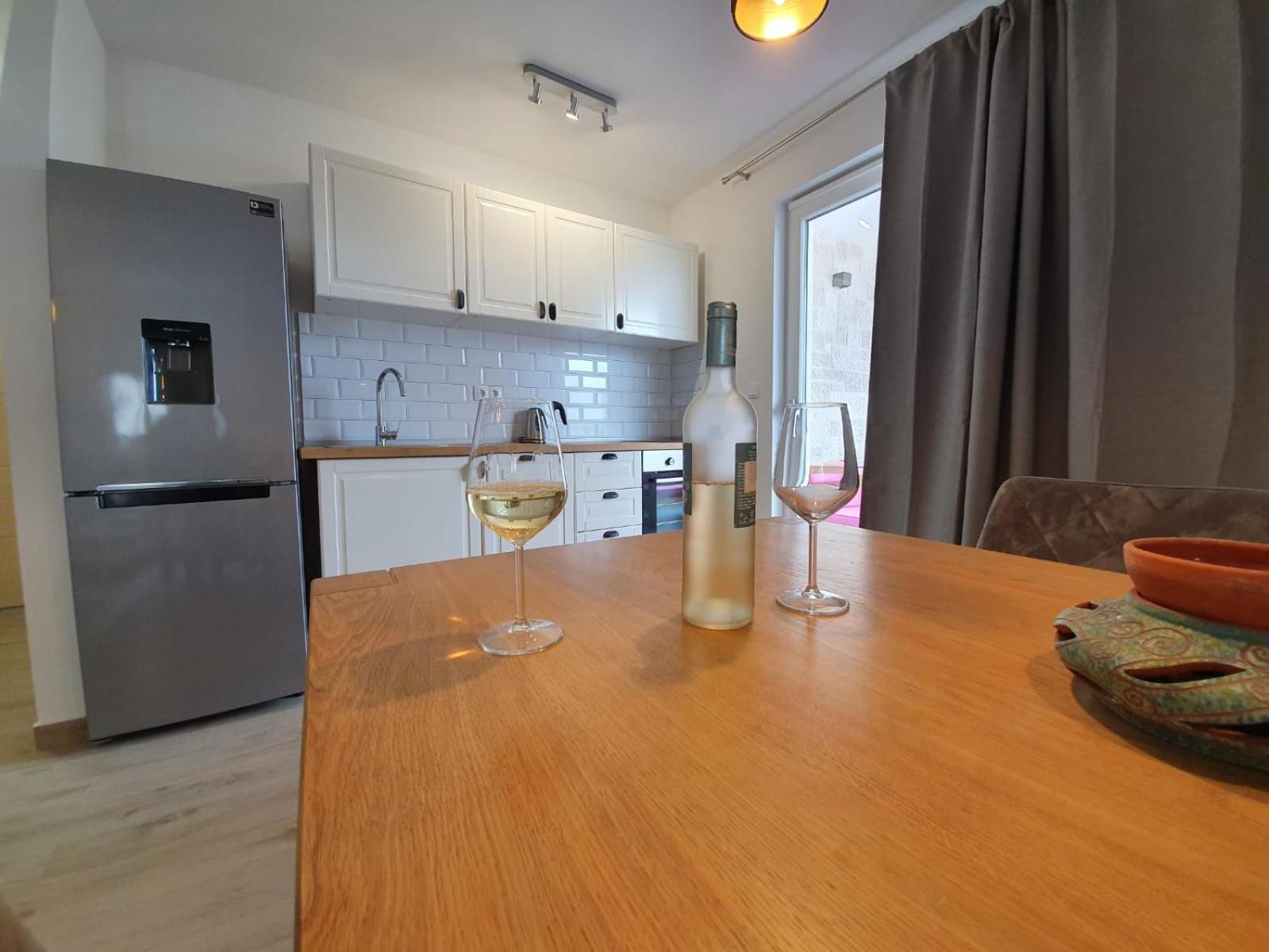 L&L Apartmani 1 Bol Exteriör bild