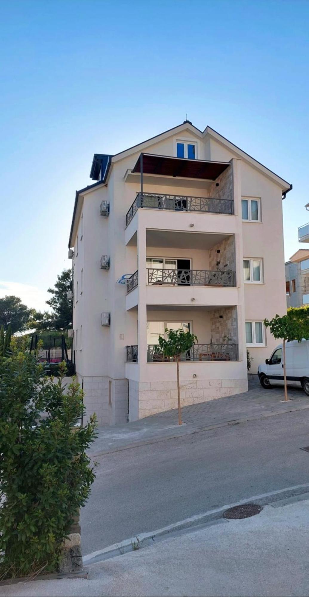 L&L Apartmani 1 Bol Exteriör bild
